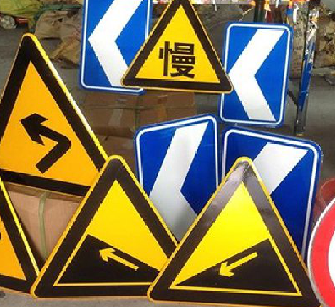 镇康标识标牌中颜色的确定是很重要的。